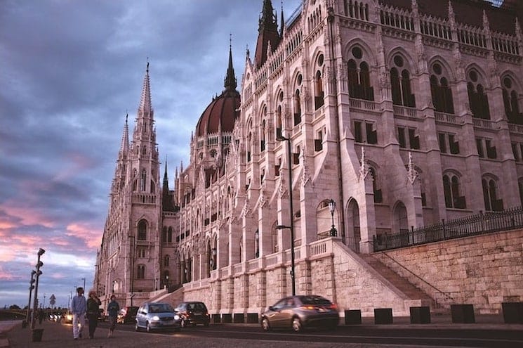 parlement de budapest en mars