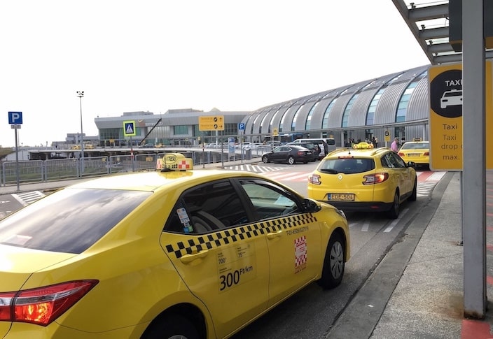 File de taxis à l'aéroport de Mont-Law